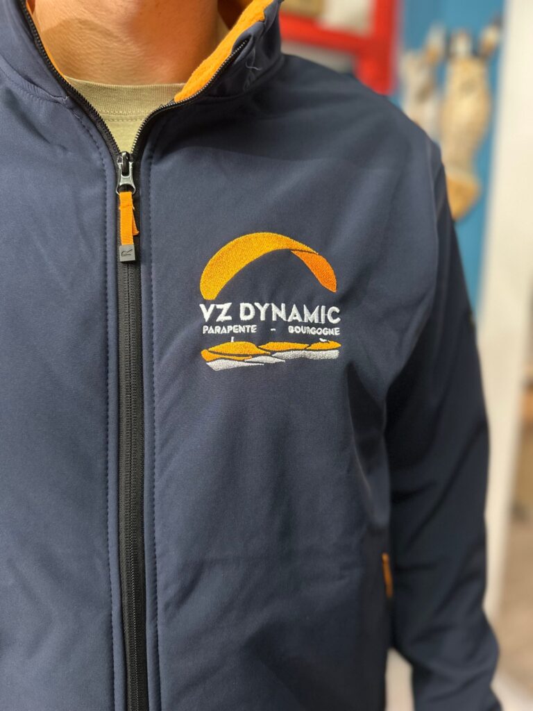 Veste softshell brodée du logo VZ Dynamic, vue de face
