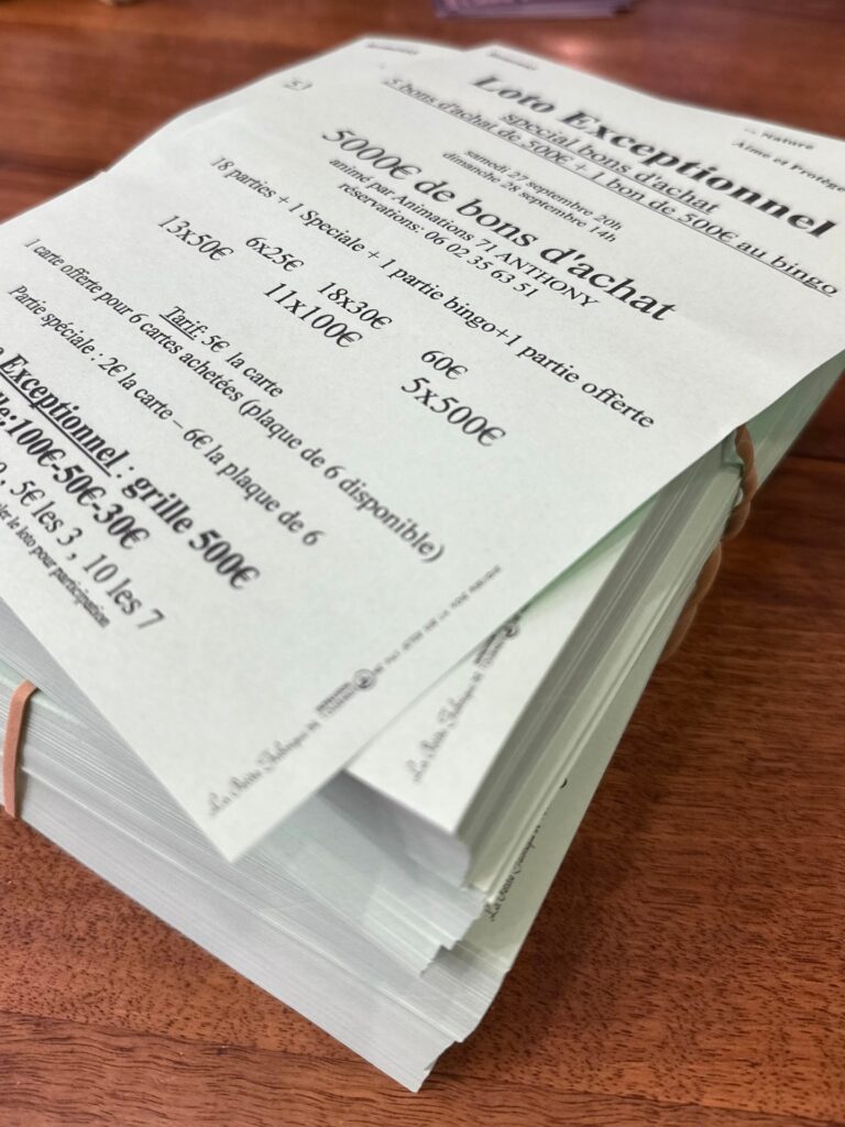 Pile de flyers de loto imprimés