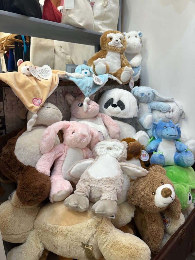 Peluches et doudous en vitrine de la boutique