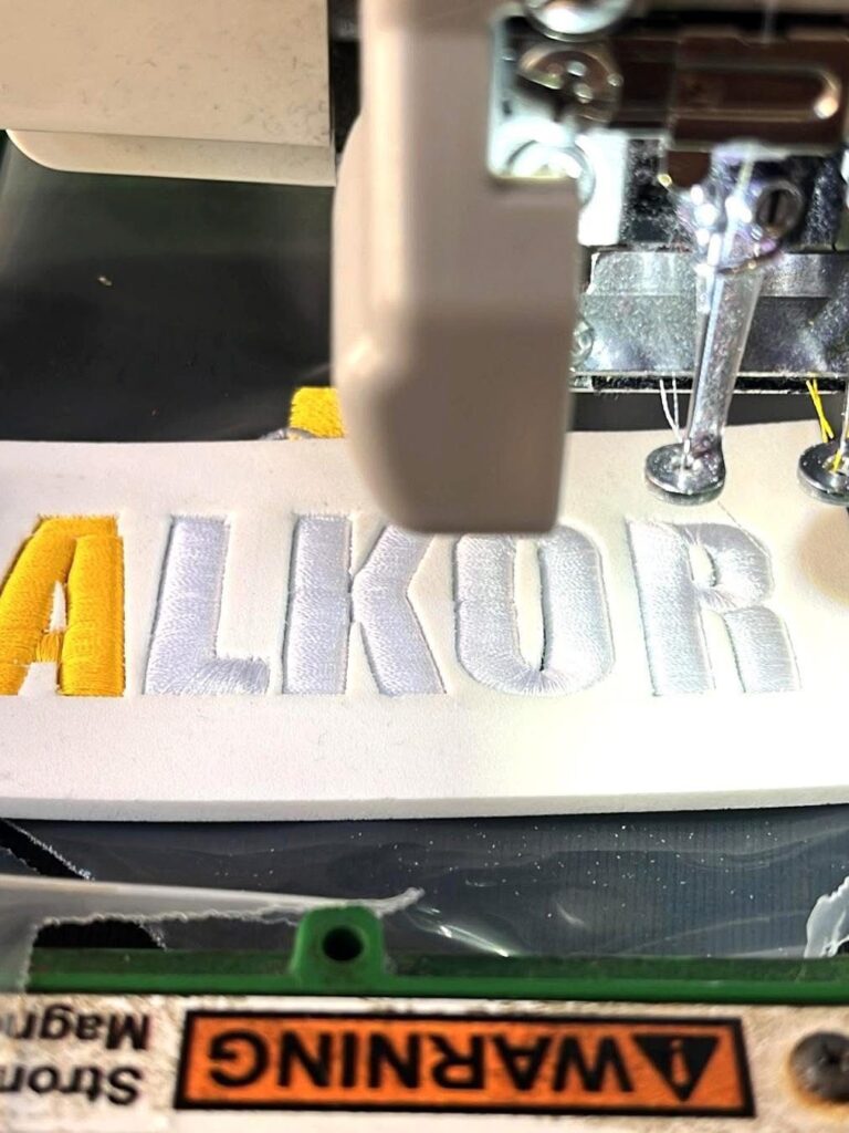 Broderie d’un texte sur textile en cours de réalisation