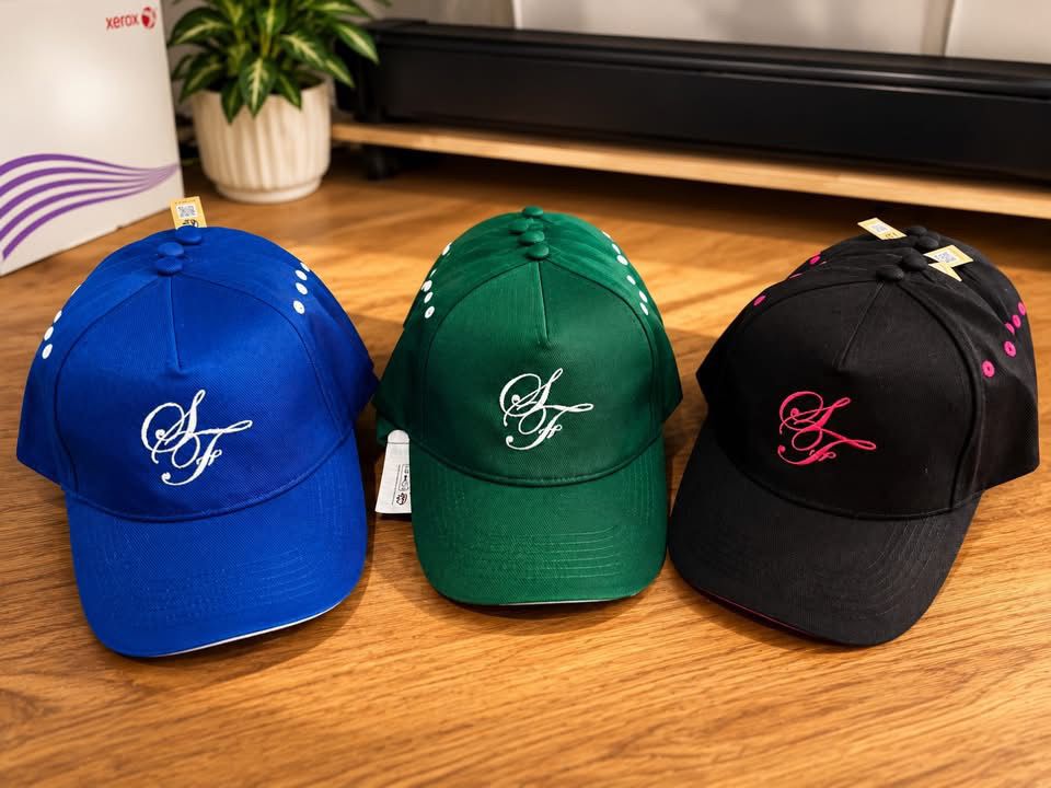 Trio de casquettes brodées en différentes couleurs