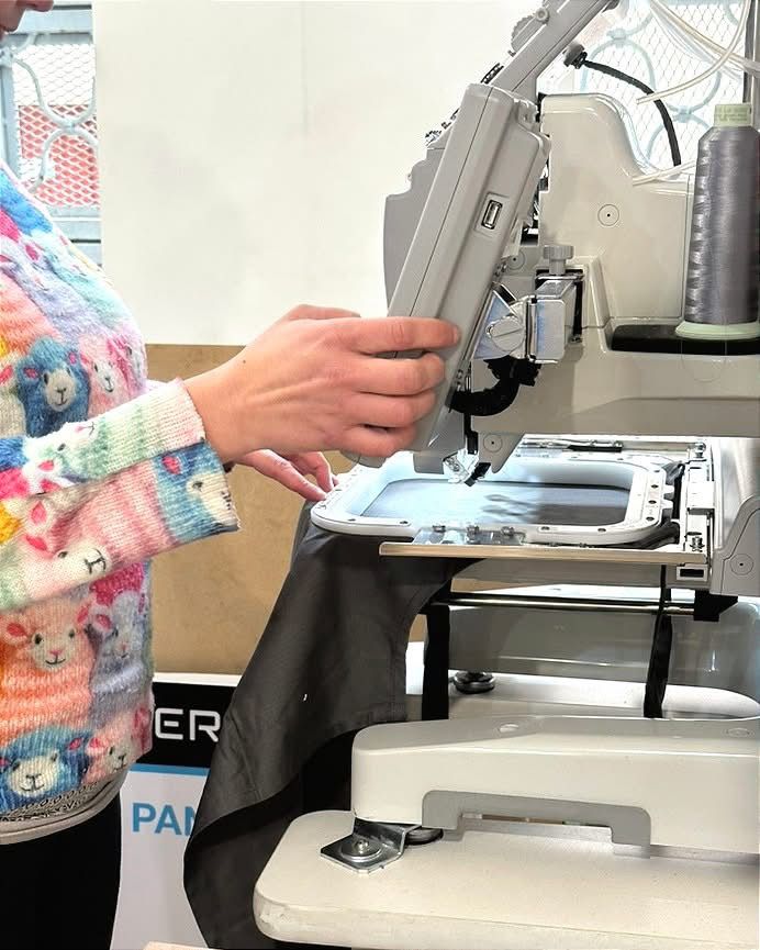 Mise en place d’un textile sur la machine à broder