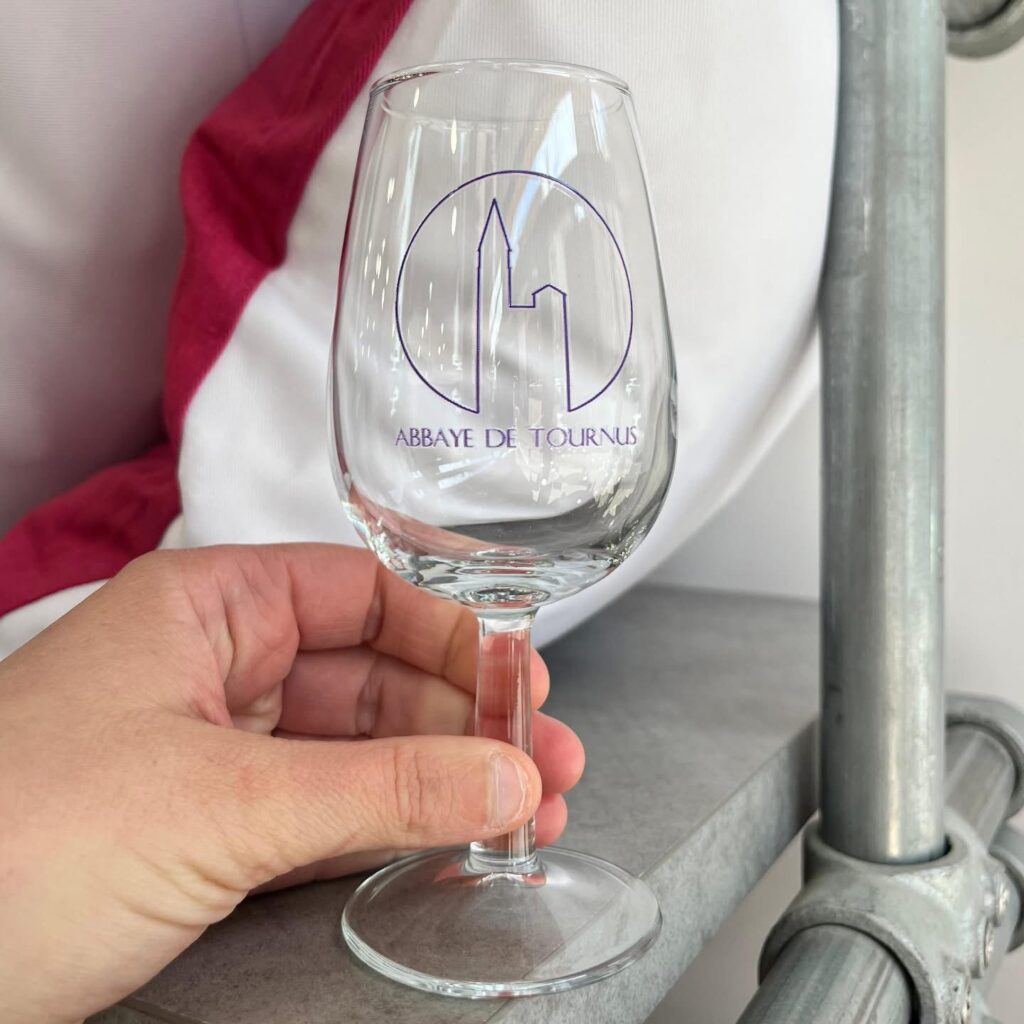 Verre personnalisé à l’effigie de l’abbaye de Tournus